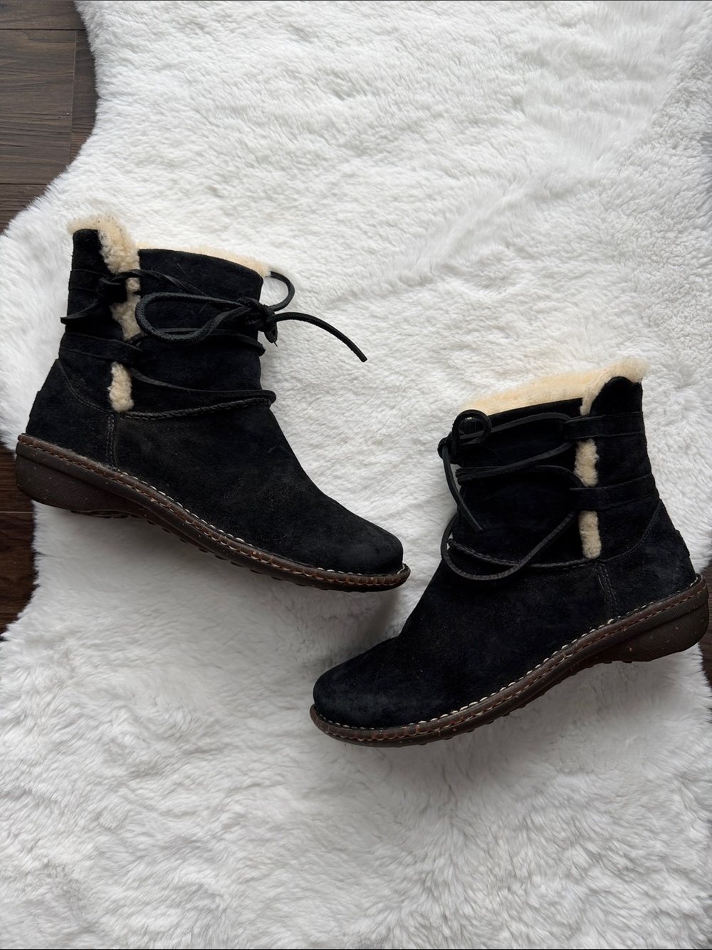 UGG Caspia Shearling Winter Ankle Boot Black Suede S/N 3335 size 9